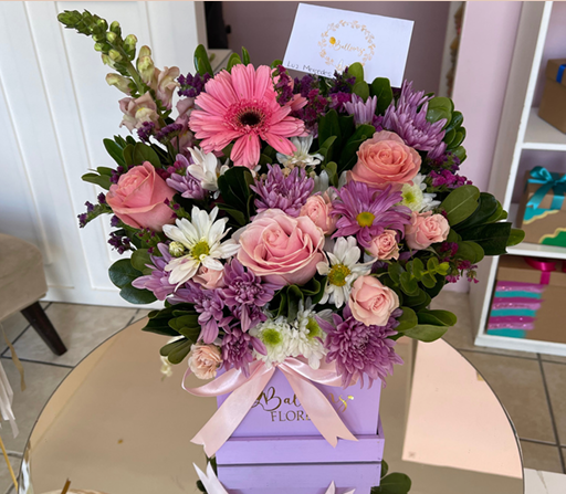 Arreglo de flores en caja cuadrada